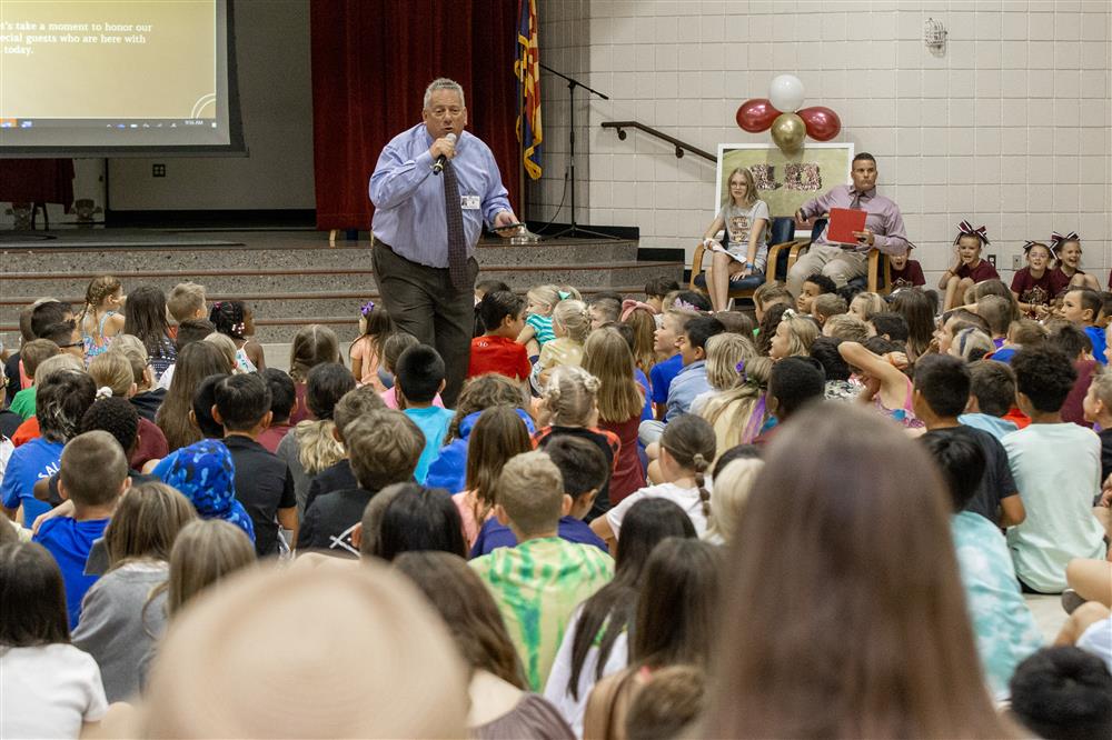 CUSD Superintendent Frank Narducci chats with Carlson Elementary students and faculty.